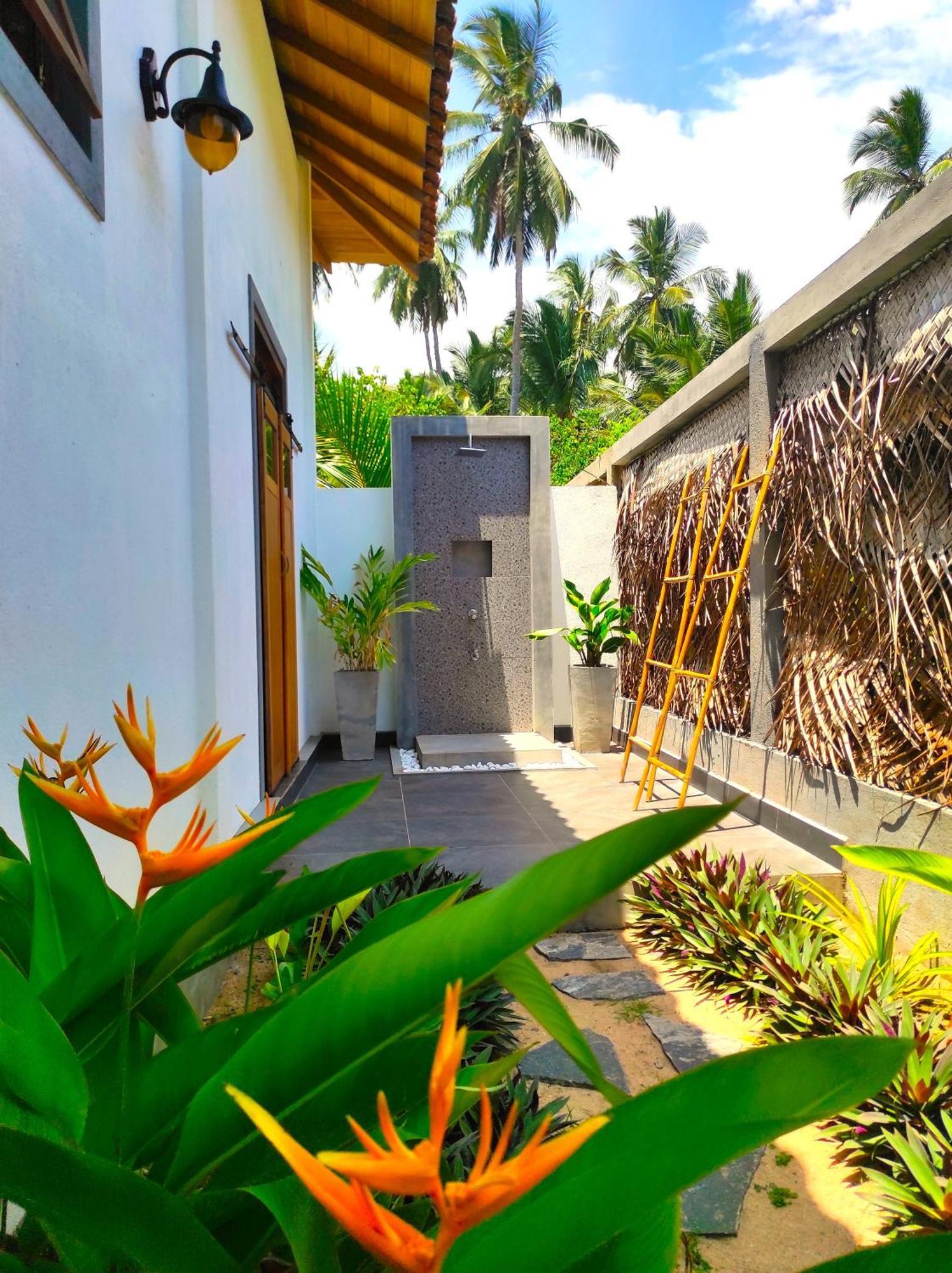 Sleeping Elephant Beach Resort Тангалла Экстерьер фото